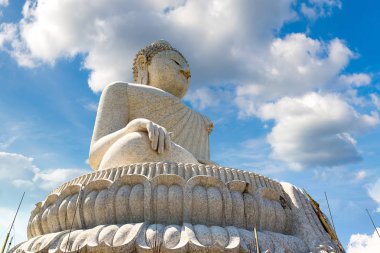 Bir yaz günü Tayland Phuket üzerinde büyük Buda heykeli