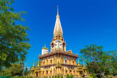 Bir yaz günü Wat Chalong Tapınağı Phuket Tayland