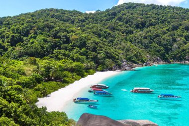 Panoramik manzaralı bir yaz günü Tayland tropikal peyzaj Similan Adaları,