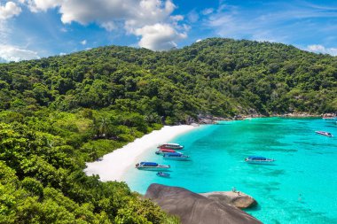 Panoramik manzaralı bir yaz günü Tayland tropikal peyzaj Similan Adaları,
