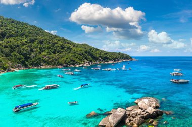 Panoramik manzaralı bir yaz günü Tayland tropikal peyzaj Similan Adaları,