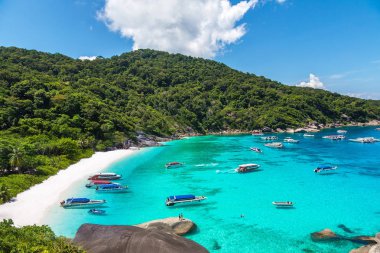 Panoramik manzaralı bir yaz günü Tayland tropikal peyzaj Similan Adaları,