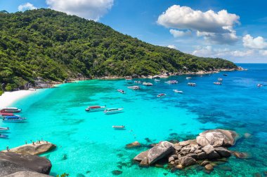 Panoramik manzaralı bir yaz günü Tayland tropikal peyzaj Similan Adaları,