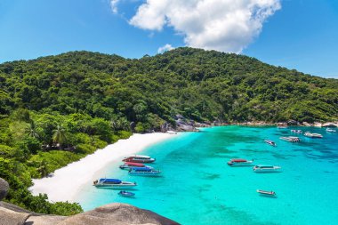 Panoramik manzaralı bir yaz günü Tayland tropikal peyzaj Similan Adaları,
