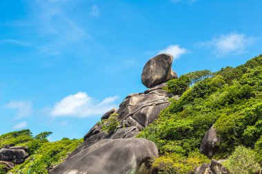 Similan Adaları, tropik manzaraya bir yaz günü Tayland
