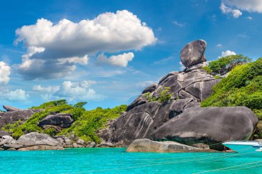 Similan Adaları, tropik manzaraya bir yaz günü Tayland