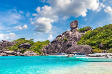 Similan Adaları, tropik manzaraya bir yaz günü Tayland