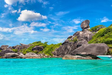Similan Adaları, tropik manzaraya bir yaz günü Tayland