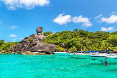 Similan Adaları, tropik manzaraya bir yaz günü Tayland