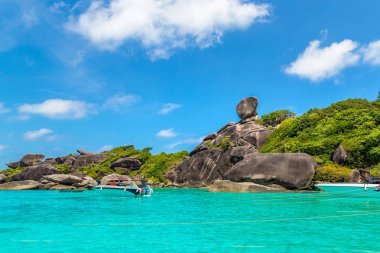 Similan Adaları, tropik manzaraya bir yaz günü Tayland