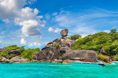 Similan Adaları, tropik manzaraya bir yaz günü Tayland