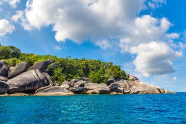 Similan Adaları, tropik manzaraya bir yaz günü Tayland