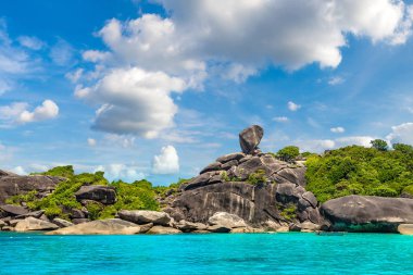 Similan Adaları, tropik manzaraya bir yaz günü Tayland