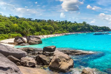 Panoramik manzaralı bir yaz günü Tayland tropikal peyzaj Similan Adaları,