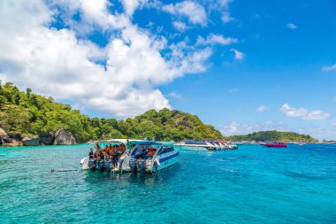 Similan, Tayland - 21 Mart 2018: Tropikal peyzaj Similan Adaları, bir yaz günü Tayland