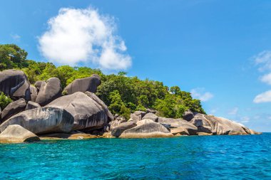 Similan Adaları, tropik manzaraya bir yaz günü Tayland