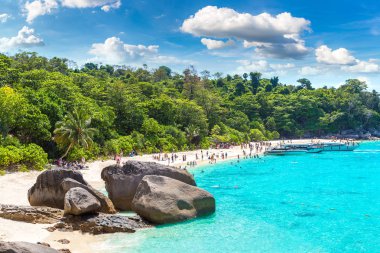 Panoramik manzaralı bir yaz günü Tayland tropikal peyzaj Similan Adaları,