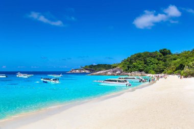 Similan Adaları, tropik manzaraya bir yaz günü Tayland