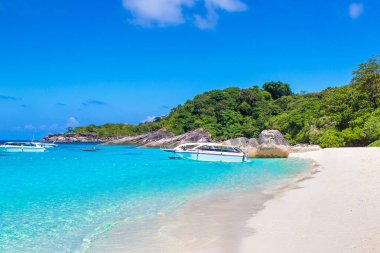 Similan Adaları, tropik manzaraya bir yaz günü Tayland
