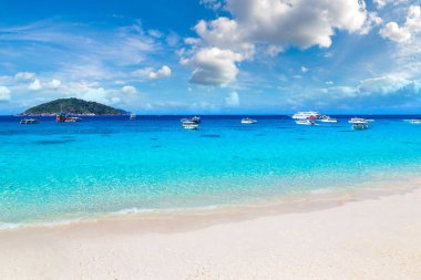 Similan Adaları, tropik manzaraya bir yaz günü Tayland