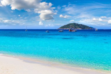 Similan Adaları, tropik manzaraya bir yaz günü Tayland