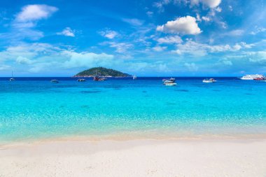 Similan Adaları, tropik manzaraya bir yaz günü Tayland