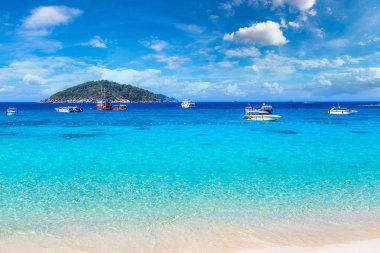 Similan Adaları, tropik manzaraya bir yaz günü Tayland