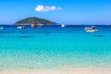 Similan Adaları, tropik manzaraya bir yaz günü Tayland