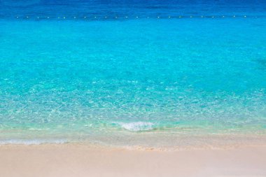 Üzerine sığ kum plaj alt, bir yaz günü Tayland'da temiz su düşünceler