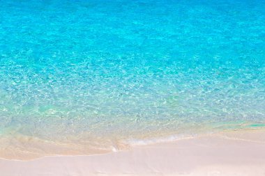 Üzerine sığ kum plaj alt, bir yaz günü Tayland'da temiz su düşünceler