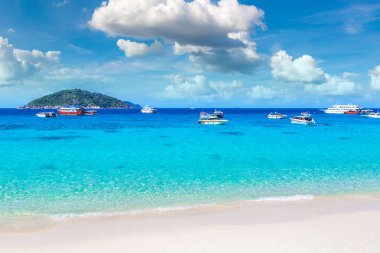 Similan Adaları, tropik manzaraya bir yaz günü Tayland