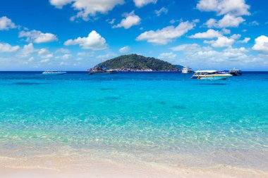 Similan Adaları, tropik manzaraya bir yaz günü Tayland