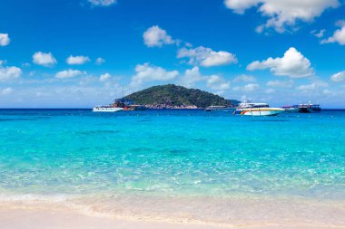 Similan Adaları, tropik manzaraya bir yaz günü Tayland