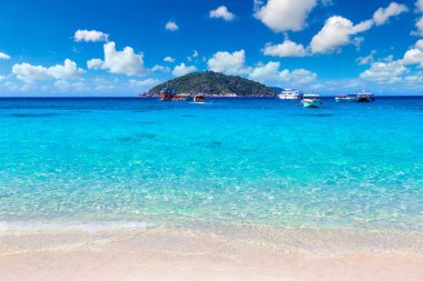 Similan Adaları, tropik manzaraya bir yaz günü Tayland