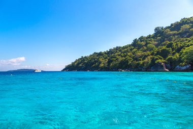 Similan Adaları, tropik manzaraya bir yaz günü Tayland