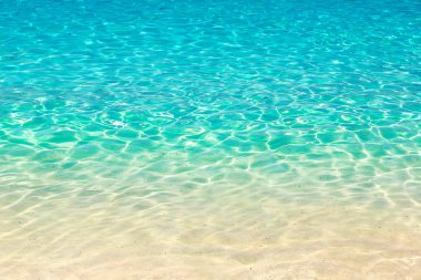 Üzerine sığ kum plaj alt, bir yaz günü Tayland'da temiz su düşünceler