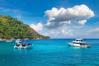 Raca (Raya) resort Island Phuket Island, Tayland bir yaz günü yakınındaki