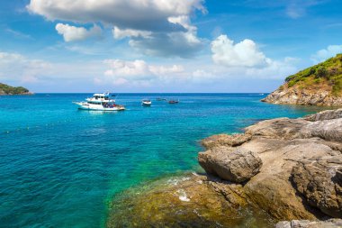 Raca (Raya) resort Island Phuket Island, Tayland bir yaz günü yakınındaki