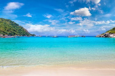 Raca (Raya) resort Island Phuket Island, Tayland bir yaz günü yakınındaki