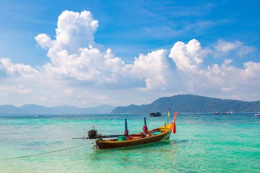 Geleneksel long tail tekne Phuket Island, Tayland bir yaz günü yakınındaki adada mercan (o Ko)