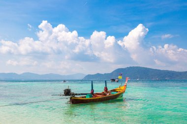 Geleneksel long tail tekne Phuket Island, Tayland bir yaz günü yakınındaki adada mercan (o Ko)