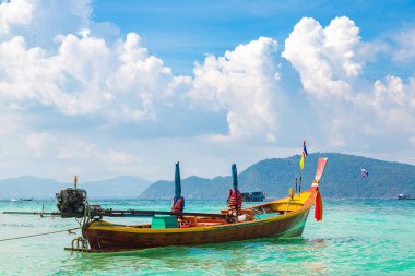 Geleneksel long tail tekne Phuket Island, Tayland bir yaz günü yakınındaki adada mercan (o Ko)