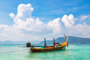 Geleneksel long tail tekne Phuket Island, Tayland bir yaz günü yakınındaki adada mercan (o Ko)