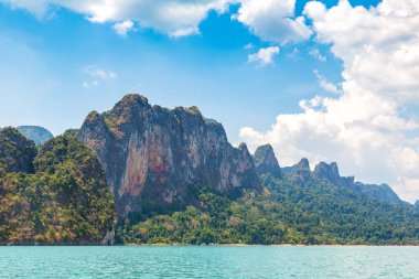Cheow Lan Gölü 'nde, Ratchaprapha Barajı' nda, Tayland 'da Khao Sok Ulusal Parkı' nda yaz günü