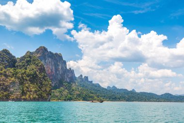 Cheow Lan Gölü 'nde, Ratchaprapha Barajı' nda, Tayland 'da Khao Sok Ulusal Parkı' nda yaz günü