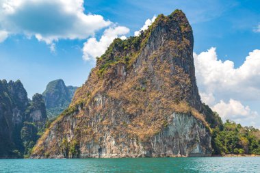 Cheow Lan Gölü 'nde, Ratchaprapha Barajı' nda, Tayland 'da Khao Sok Ulusal Parkı' nda yaz günü