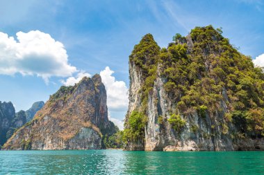 Cheow Lan Gölü 'nde, Ratchaprapha Barajı' nda, Tayland 'da Khao Sok Ulusal Parkı' nda yaz günü