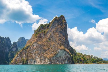 Cheow Lan Gölü 'nde, Ratchaprapha Barajı' nda, Tayland 'da Khao Sok Ulusal Parkı' nda yaz günü