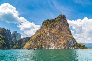 Cheow Lan Gölü 'nde, Ratchaprapha Barajı' nda, Tayland 'da Khao Sok Ulusal Parkı' nda yaz günü