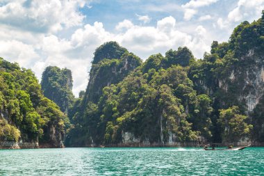 Cheow Lan Gölü 'nde, Ratchaprapha Barajı' nda, Tayland 'da Khao Sok Ulusal Parkı' nda yaz günü